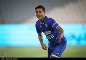 شادی گل مهدی قائدی پس از به ثمر رساندن گل دوم تیم استقلال تهران در دیدار با تیم فوتبال پدیده مشهد
