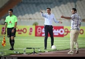 اعتراض سید مهدی رحمتی سرمربی تیم فوتبال پدیده مشهد به تیم داوری در دیدار مقابل استقلال تهران