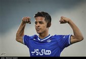 شادی گل مهدی قائدی پس از به ثمر رساندن گل دوم تیم استقلال تهران در دیدار با تیم فوتبال پدیده مشهد