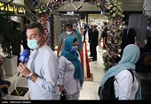 اقدام غیرحرفه ای خبرنگار صدا و سیما در انتخاب محل گفتن پلاتو در مقابل دوربین های عکاسان و تصویربرداران در حین برگزاری مراسم بدرقه