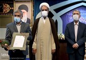 معاون قرآنی وزیر ارشاد هدیه‌ 50 میلیونی خود را به فعالان قرآنی نقاط محروم داد