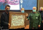 تجلیل از خانواده شهید دانش آموز علی لندی توسط سردار علی فدوی جانشین فرمانده کل سپاه پاسداران در مراسم ششمین اجلاسیه بین المللی مجاهدان در غربت