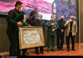 تجلیل از خانواده شهید دانش آموز علی لندی توسط سردار علی فدوی جانشین فرمانده کل سپاه پاسداران در مراسم ششمین اجلاسیه بین المللی مجاهدان در غربت