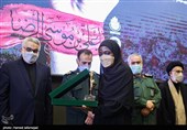 تجلیل از سهیلا زکزاکی دختر شیخ ابراهیم زکزاکی دبیرکل جنبش اسلامی نیجریه در مراسم ششمین اجلاسیه بین المللی مجاهدان در غربت