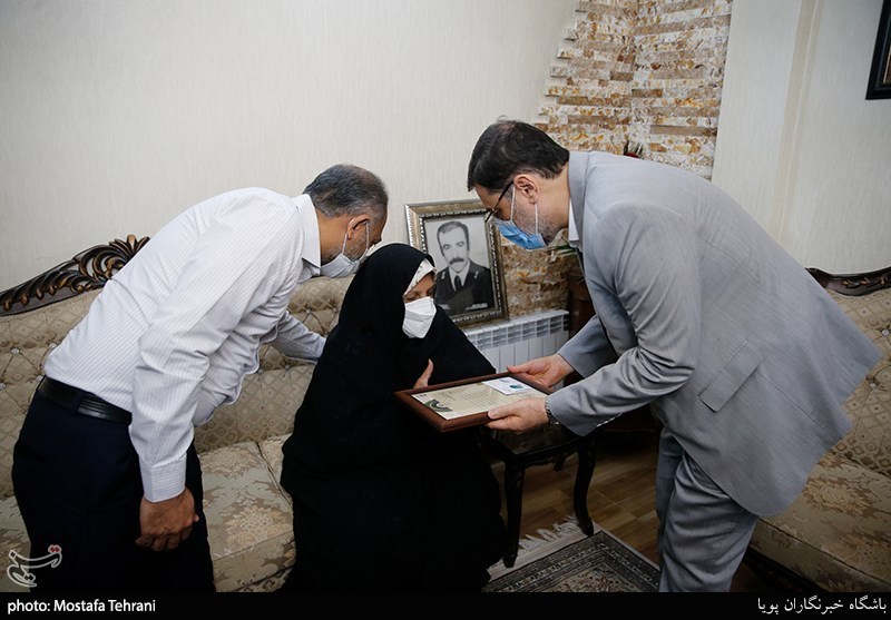 دیدار سید امیرحسین قاضی زاده هاشمی و امیر دریادار شهرام ایرانی  با خانواده شهید اقبال ادمی