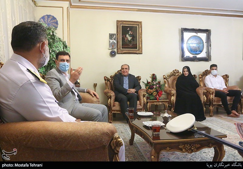دیدار سید امیرحسین قاضی زاده هاشمی و امیر دریادار شهرام ایرانی  باجانباز 55 درصد خانم شهلا کریمی واحد