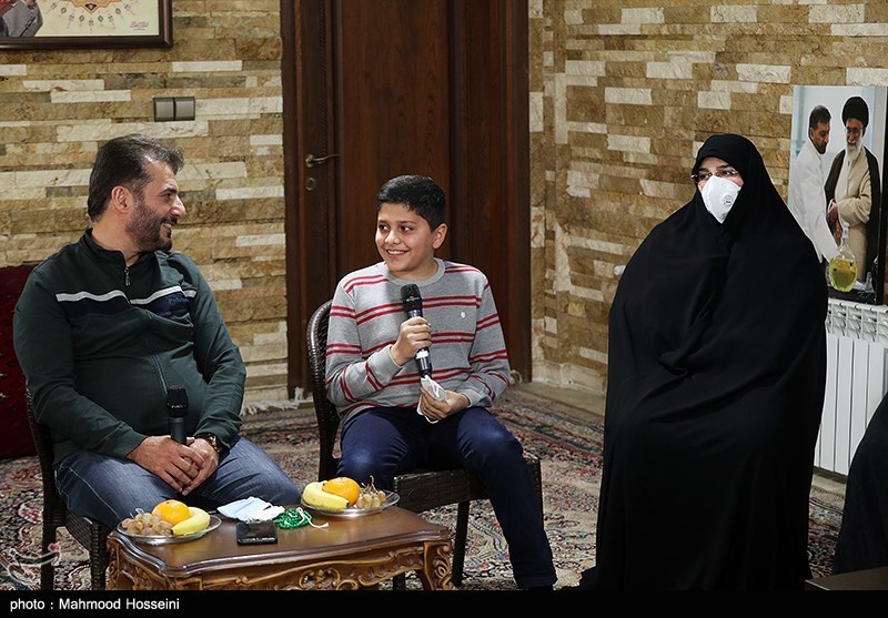 دیدار برخی از هنرمندان با خانواده شهید طهرانی مقدم