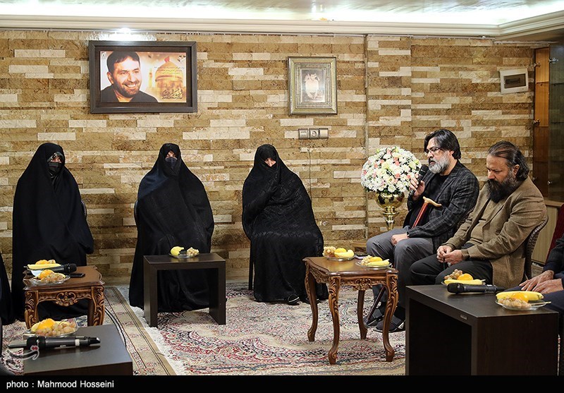 دیدار برخی از هنرمندان با خانواده شهید طهرانی مقدم