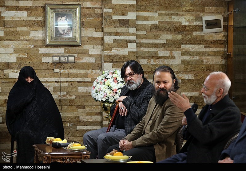 دیدار برخی از هنرمندان با خانواده شهید طهرانی مقدم