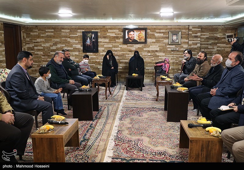 دیدار برخی از هنرمندان با خانواده شهید طهرانی مقدم