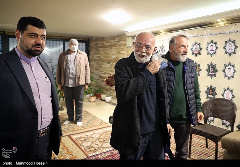دیدار برخی از هنرمندان با خانواده شهید طهرانی مقدم