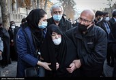 خانواده شهید «حسن ایرلو» سفیر ایران در یمن در محوطه باغ ملی (درب وزارت خارجه)