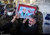 ورود پیکر شهید «حسن ایرلو» سفیر ایران در یمن به محوطه باغ ملی (درب وزارت خارجه) جهت تشییع