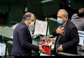 اهدای گل به مناسبت میلاد حضرت مسیح (ع) به نماینده اقلیت مذهبی در جلسه علنی مجلس 5 دی 1400