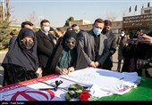 امضا پیراهن تیم ملی فوتبال بانوان ایران توسط  انسیه خزعلی، معاون امور زنان و خانواده ریاست جمهوری