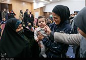 الهام فرهمند بازیکن تیم ملی فوتبال ایران و فرزندش در کنار انسیه خزعلی، معاون امور زنان و خانواده ریاست جمهوری در محل اردوی تیم ملی فوتبال بانوان  