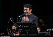 ببینید| علیرضا افتخاری برای رهبر شهید خواند