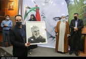 رونمایی از تابلو نقاشی سردار سلیمانی در مراسم  شب شعر مقاومت با عنوان  «شبی با شهید قدس» به مناسبت دومین سالگرد شهادت سردار حاج قاسم سلیمانی- فرهنگسرای رسانه 