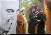 تجلیل از هادی ملک پور شاعر در مراسم  شب شعر مقاومت با عنوان  «شبی با شهید قدس» به مناسبت دومین سالگرد شهادت سردار حاج قاسم سلیمانی در فرهنگسرای رسانه 