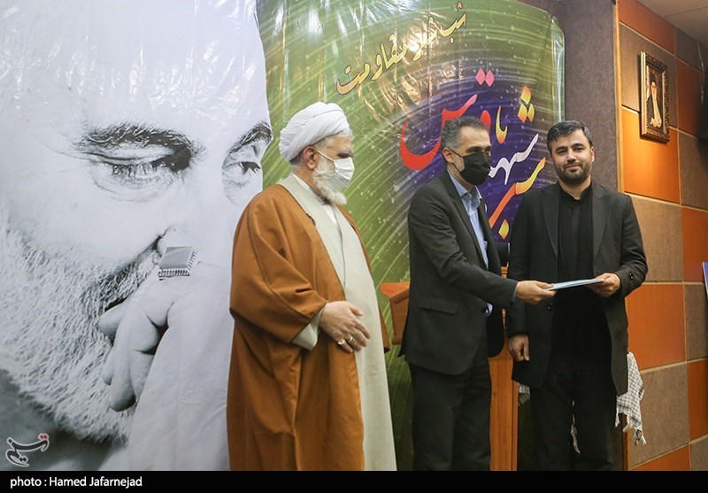 تجلیل از هادی ملک پور شاعر در مراسم  شب شعر مقاومت با عنوان  «شبی با شهید قدس» به مناسبت دومین سالگرد شهادت سردار حاج قاسم سلیمانی در فرهنگسرای رسانه
