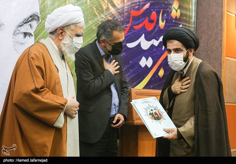 تجلیل از سیدمحمدمهدی شفیعی شاعر در مراسم  شب شعر مقاومت با عنوان  «شبی با شهید قدس» به مناسبت دومین سالگرد شهادت سردار حاج قاسم سلیمانی در فرهنگسرای رسانه