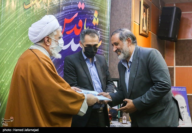 تجلیل از  علیرضا قزوه شاعر در  در مراسم  شب شعر مقاومت با عنوان  «شبی با شهید قدس» به مناسبت دومین سالگرد شهادت سردار حاج قاسم سلیمانی در فرهنگسرای رسانه