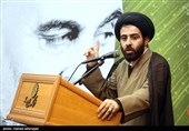 سیدمحمدمهدی شفیعی شاعر در مراسم  شب شعر مقاومت با عنوان  «شبی با شهید قدس» به مناسبت دومین سالگرد شهادت سردار حاج قاسم سلیمانی در فرهنگسرای رسانه 
