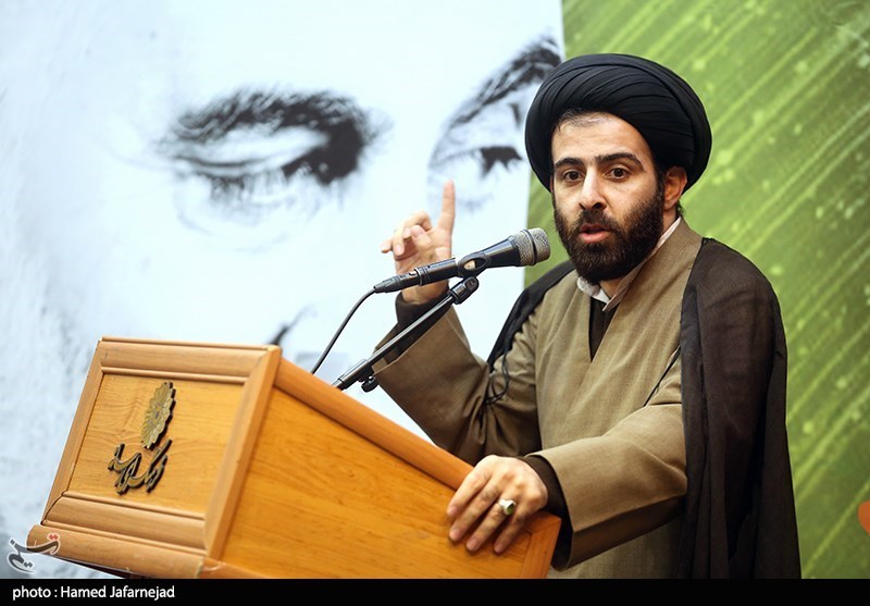 سیدمحمدمهدی شفیعی شاعر در مراسم  شب شعر مقاومت با عنوان  «شبی با شهید قدس» به مناسبت دومین سالگرد شهادت سردار حاج قاسم سلیمانی در فرهنگسرای رسانه