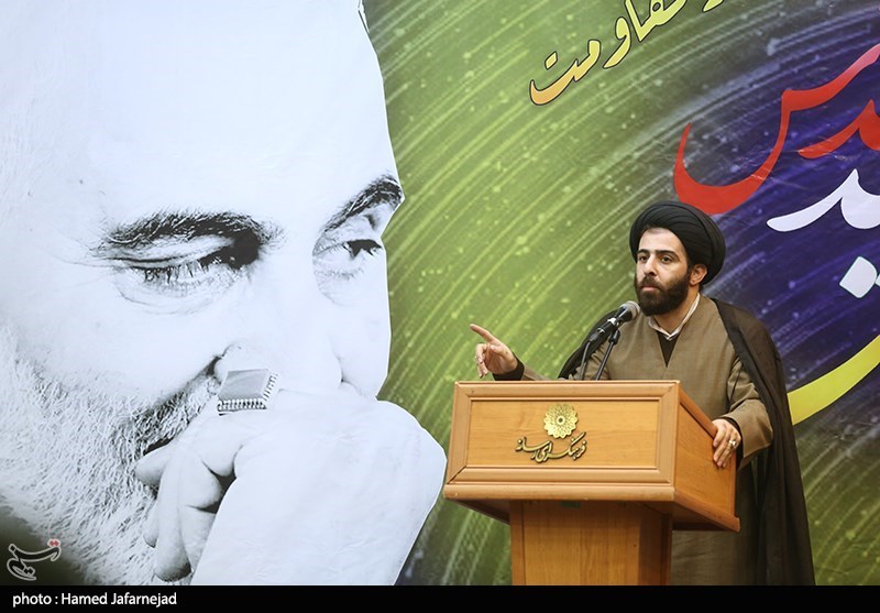 سیدمحمدمهدی شفیعی شاعر در مراسم  شب شعر مقاومت با عنوان  «شبی با شهید قدس» به مناسبت دومین سالگرد شهادت سردار حاج قاسم سلیمانی در فرهنگسرای رسانه