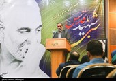  علیرضا قزوه شاعر در  در مراسم  شب شعر مقاومت با عنوان  «شبی با شهید قدس» به مناسبت دومین سالگرد شهادت سردار حاج قاسم سلیمانی در فرهنگسرای رسانه 