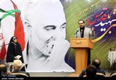 سیدعلی نقیب شاعر در مراسم  شب شعر مقاومت با عنوان  «شبی با شهید قدس» به مناسبت دومین سالگرد شهادت سردار حاج قاسم سلیمانی در فرهنگسرای رسانه 