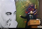 سیدحسین متولیان شاعر در مراسم  شب شعر مقاومت با عنوان  «شبی با شهید قدس» به مناسبت دومین سالگرد شهادت سردار حاج قاسم سلیمانی در فرهنگسرای رسانه 