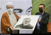 مهدی شکیبایی رئیس فرهنگسرای رسانه و  آیت الله اختری در مراسم  شب شعر مقاومت با عنوان  «شبی با شهید قدس» به مناسبت دومین سالگرد شهادت سردار حاج قاسم سلیمانی 