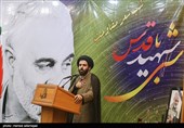 سیدمحمدمهدی شفیعی شاعر در مراسم  شب شعر مقاومت با عنوان  «شبی با شهید قدس» به مناسبت دومین سالگرد شهادت سردار حاج قاسم سلیمانی در فرهنگسرای رسانه 