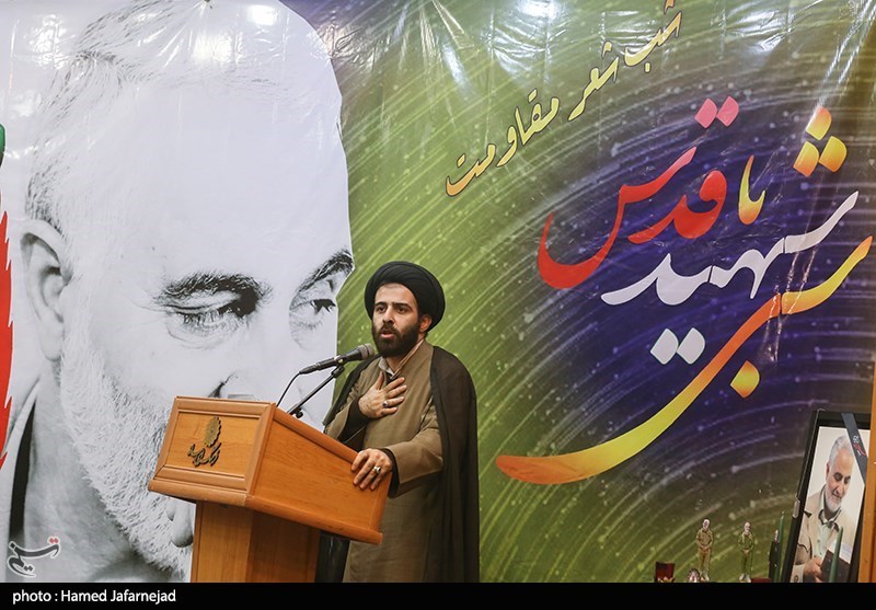 سیدمحمدمهدی شفیعی شاعر در مراسم  شب شعر مقاومت با عنوان  «شبی با شهید قدس» به مناسبت دومین سالگرد شهادت سردار حاج قاسم سلیمانی در فرهنگسرای رسانه