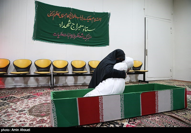 وداع با پیکر شهید سید مرتضی رضا قدیری بی سیم چی گردان کمیل