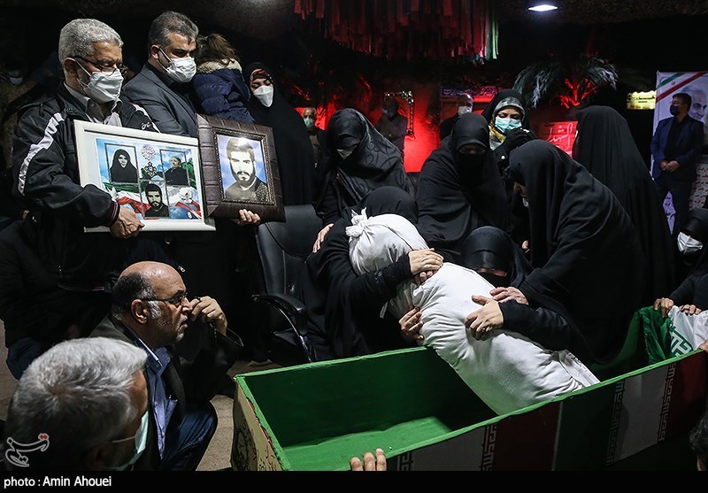 وداع با پیکر شهید سید مرتضی رضا قدیری بی سیم چی گردان کمیل