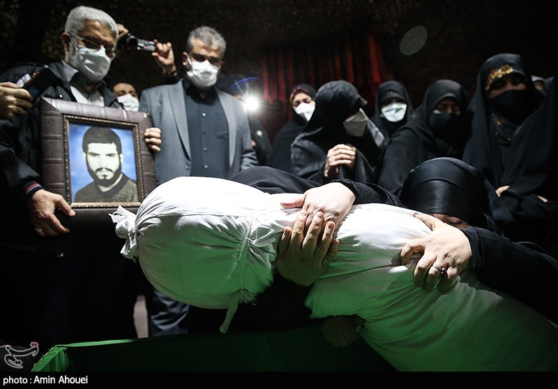 وداع با پیکر شهید سید مرتضی رضا قدیری بی سیم چی گردان کمیل