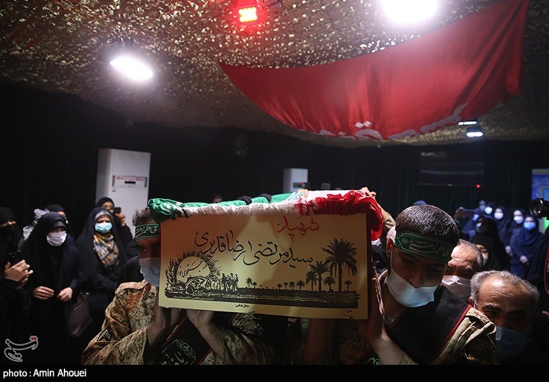 وداع با پیکر شهید سید مرتضی رضا قدیری بی سیم چی گردان کمیل
