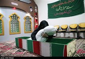 مدیحه سرایی امیر عباسی بالای پیکر شهید «سیدمرتضی رضاقدیری»+فیلم
