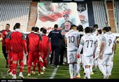 ادای احترام بازیکنان دو تیم به مقام شهدای مقاومت