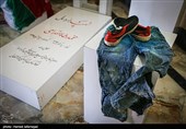 لباس  شهید خردسال محمدطاها اقدامی که در حادثه تروریستی اهواز به شهادت رسید در اولین جلسه دادگاه سرکرده گروهک تروریستی الاحوازیه