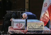  ادای احترام به دوشهید گمنام دفاع مقدس در مراسم بزرگداشت دومین سالگرد شهادت شهید اصغر پاشاپور از یاران نزدیک شهید حاج قاسم سلیمانی