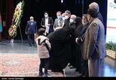 تجلیل از خانواده شهدا در مراسم  بزرگداشت دومین سالگرد شهادت شهید اصغر پاشاپور 