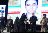 تجلیل از خانواده شهدا در مراسم  بزرگداشت دومین سالگرد شهادت شهید اصغر پاشاپور 