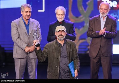 هادی حجازی فر برنده سیمرغ بلورین بهترین فیلم اول  برای فیلم موقعیت مهدی 