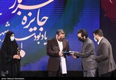 بهروز شعیبی برنده  سیمرغ ویژه سرباز وطن و نگاه ملی در مراسم اختتامیه چهلمین جشنواره فیلم فجر
