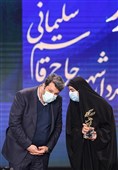 زینب سلیمانی  فرزند شهید سلیمانی و محمد خزایی در مراسم اختتامیه چهلمین جشنواره فیلم فجر