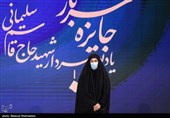 زینب سلیمانی  فرزند شهید سلیمانی در مراسم اختتامیه چهلمین جشنواره فیلم فجر