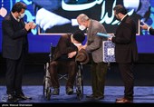 تقدیر و آیین بزرگداشت از احمدرضا معتمدی در مراسم اختتامیه چهلمین جشنواره فیلم فجر